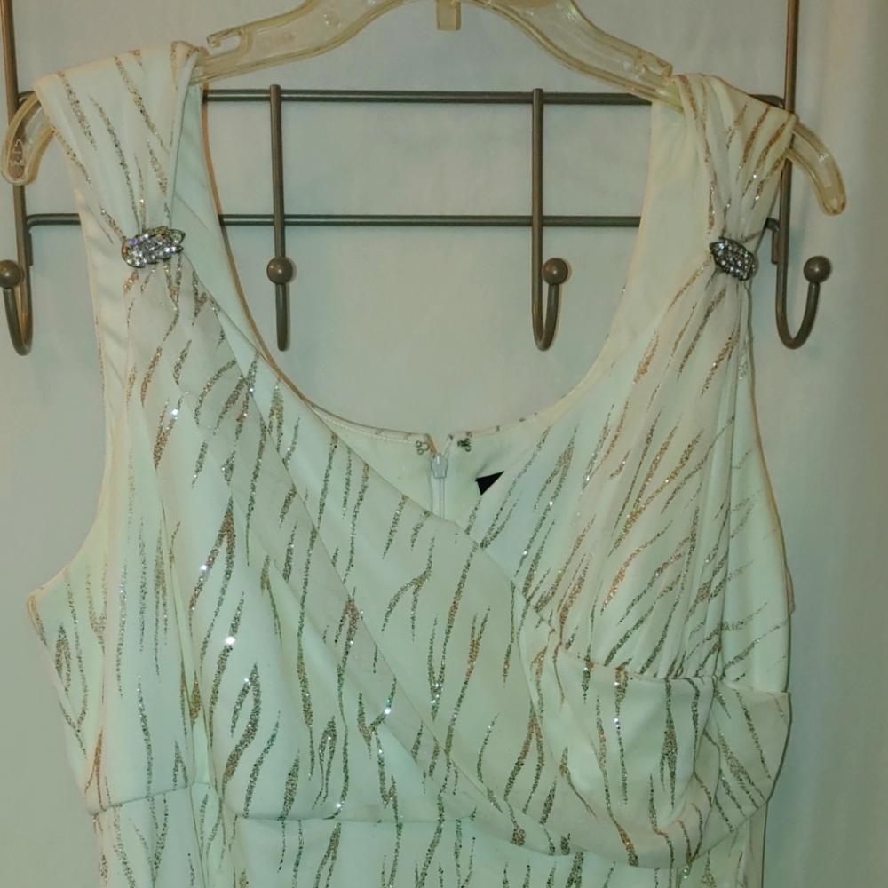 16 W Beautiful dress